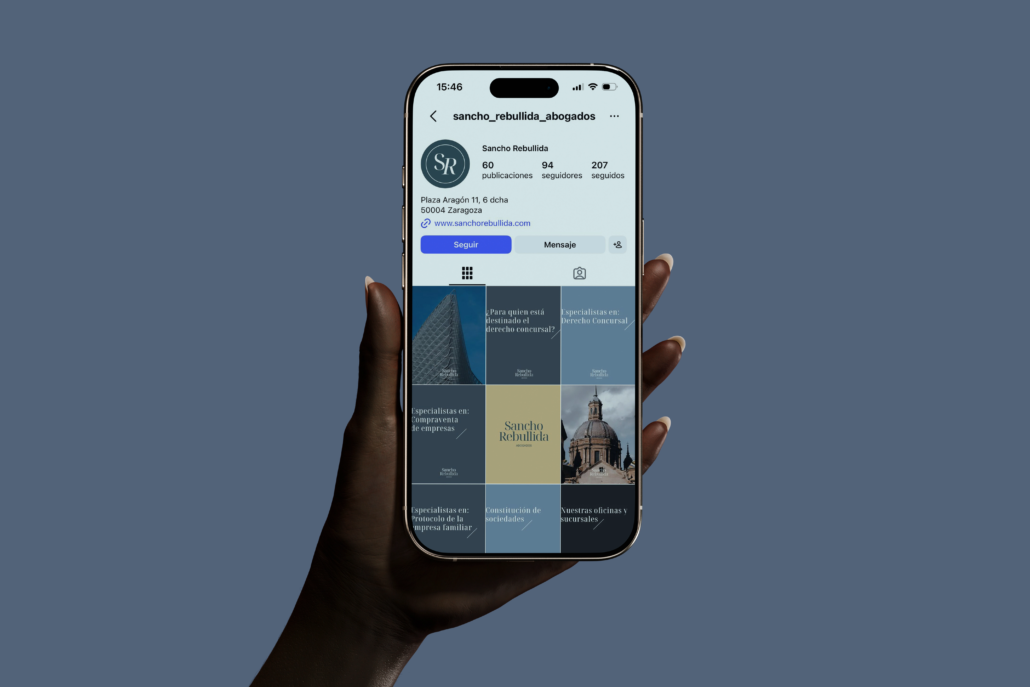 Gestió de xarxes socials per a Sancho-Rebullida Advocats Mòbil i portàtil mostrant el perfil d'Instagram de Sancho Rebullida Advocats gestionat per Nansa Digital