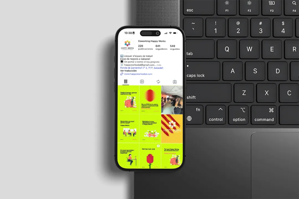 Mòbil i portàtil mostrant el perfil d'Instagram de Happy Works Sabadell gestionat per Nansa Digital